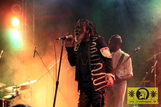 Fixi (F) with Winston McAnuff 7. Freedom Sounds Festival - Essigfabrik, Koeln 27.04.2019 (7).JPG